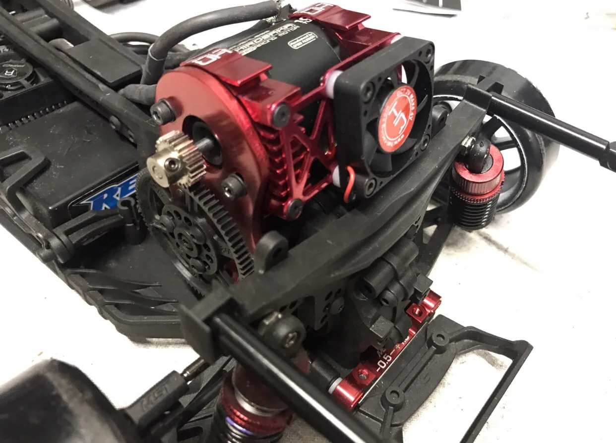 Motor Cooling Fan Clip On RED Anodized [Hot Racing] MH550TE02 - Image 3